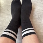 Schwarze abgenutzte Socken