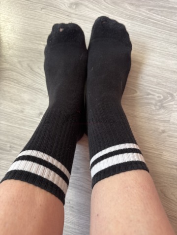 Schwarze abgenutzte Socken
