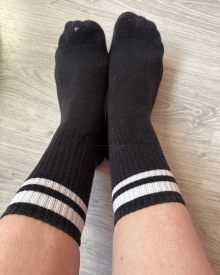 Schwarze abgenutzte Socken