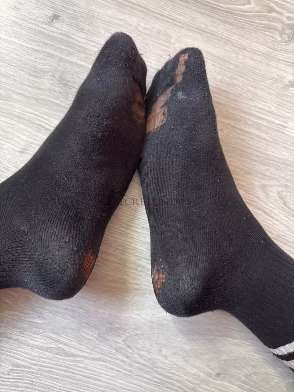 Schwarze abgenutzte Socken – Bild 3