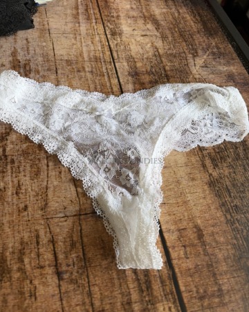 Weißer Tanga aus Spitze