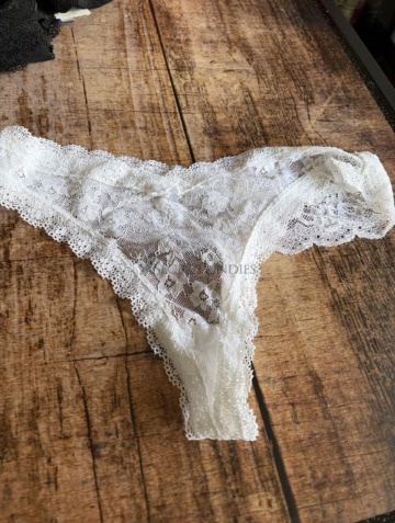 Weißer Tanga aus Spitze
