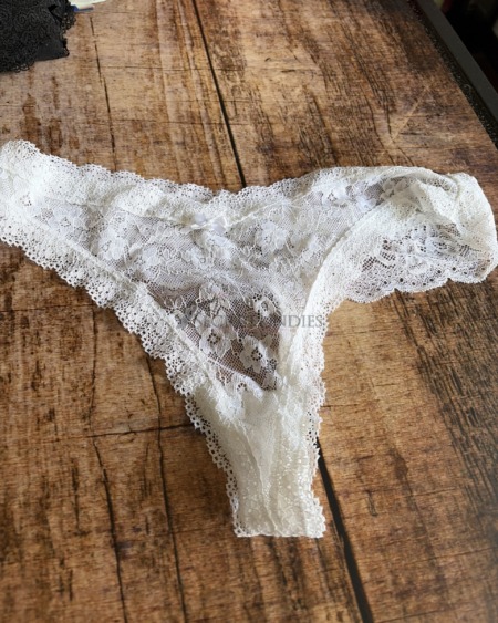 Weißer Tanga aus Spitze