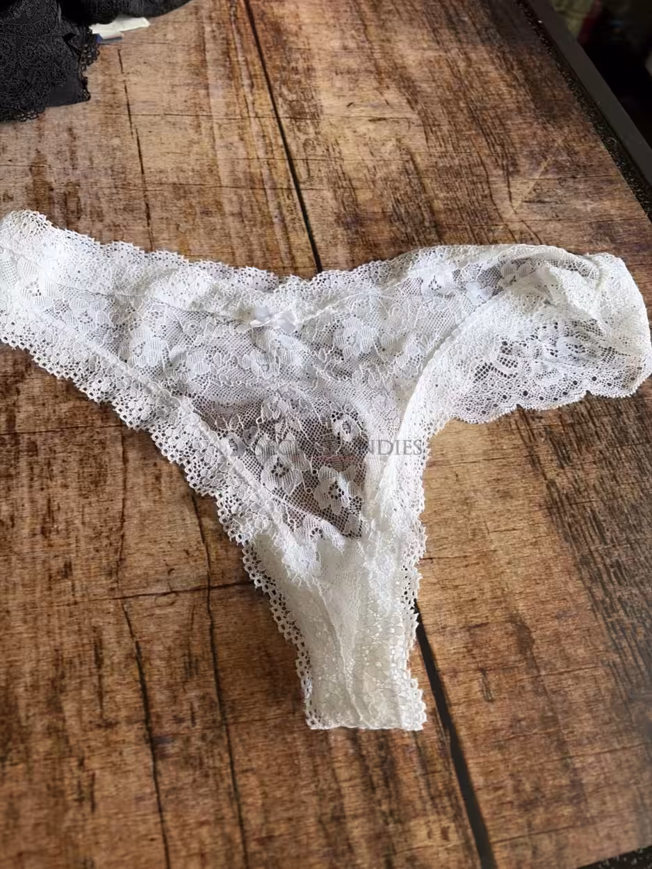 Weißer Tanga aus Spitze