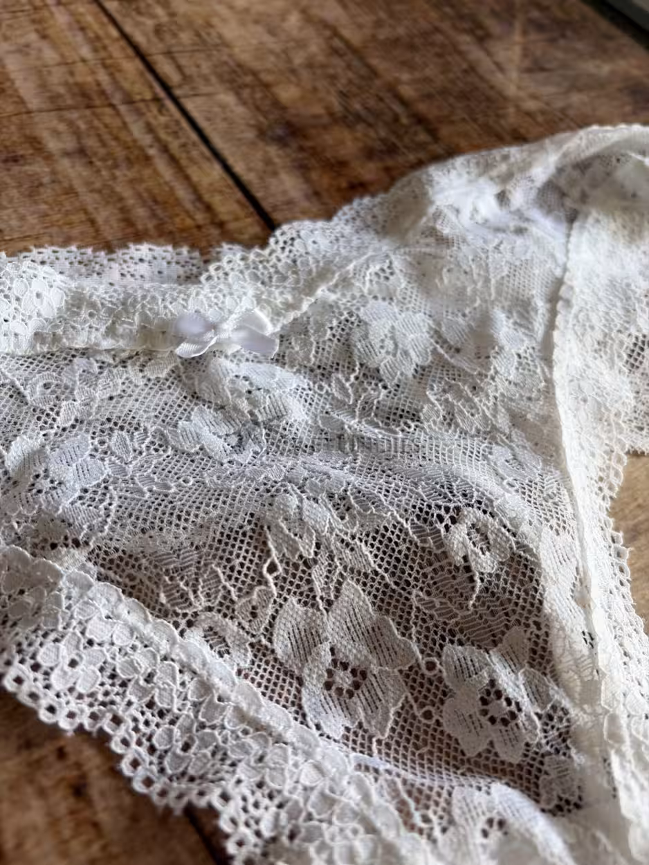 Weißer Tanga aus Spitze – Bild 3
