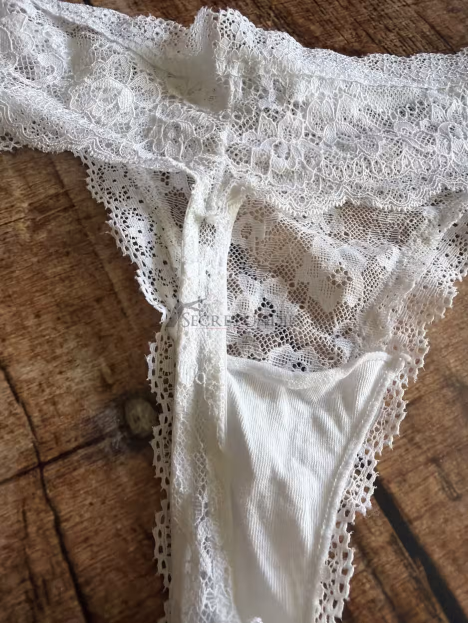 Weißer Tanga aus Spitze – Bild 2