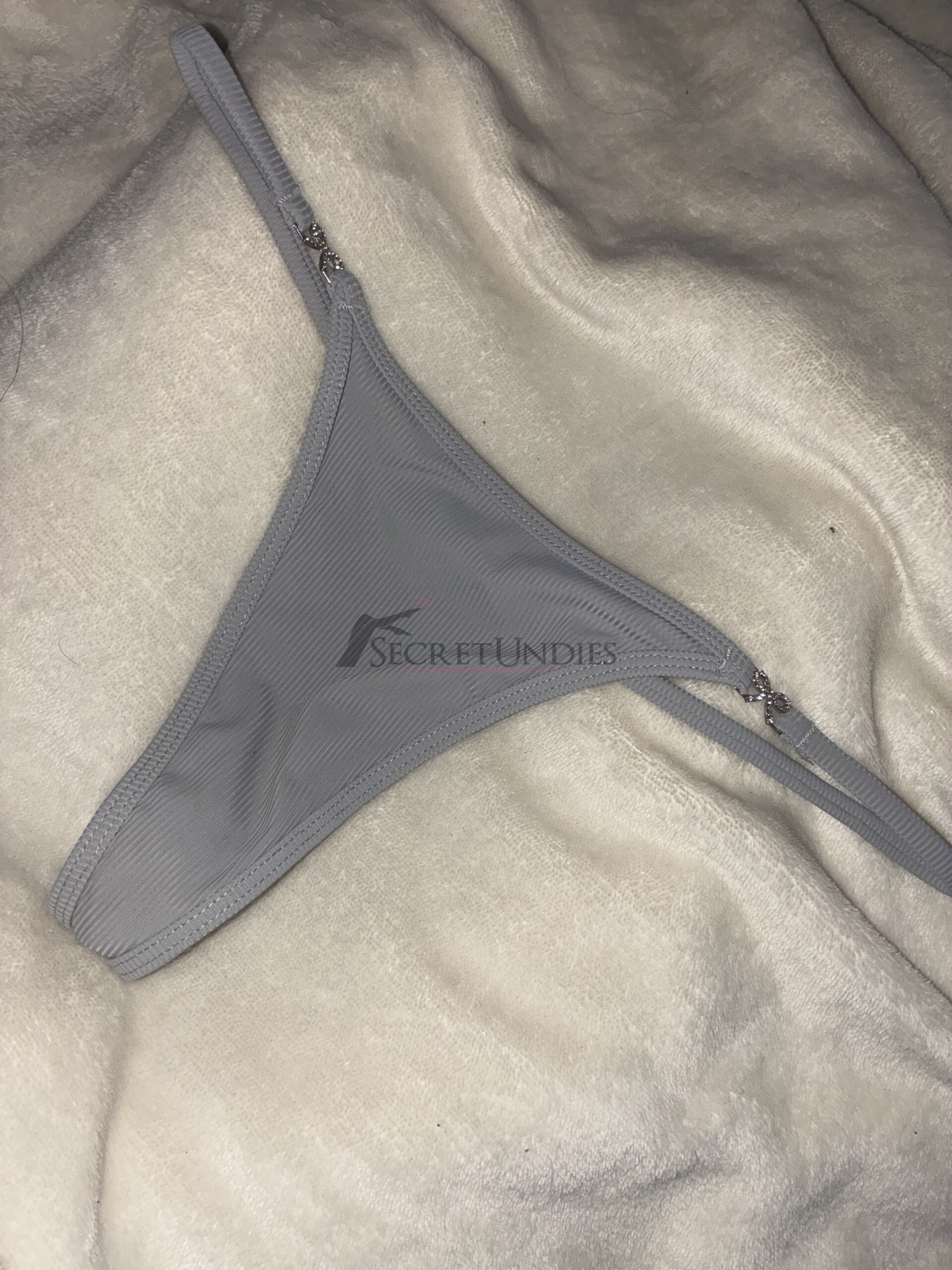 Grauer Tanga getragen 2 Grauer Tanga getragen – Bild 2