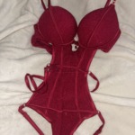 Heißes rotes Dessous mit Glitzer Details