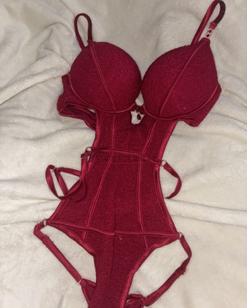Heißes rotes Dessous mit Glitzer Details