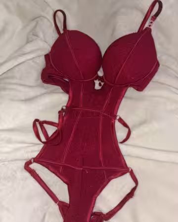 Kategorie getragene Jeans & Hosen kaufen 37 Heißes rotes Dessous mit Glitzer Details