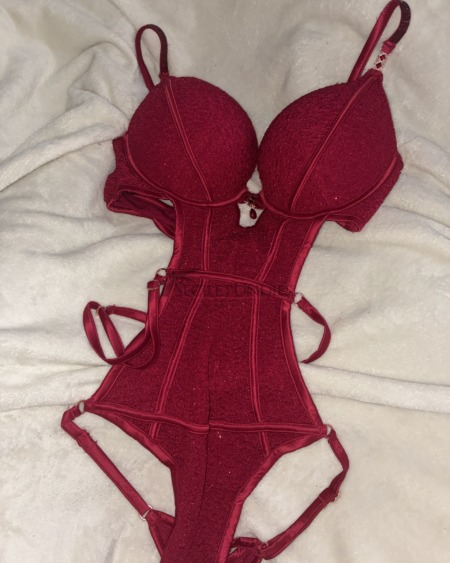 Heißes rotes Dessous mit Glitzer Details