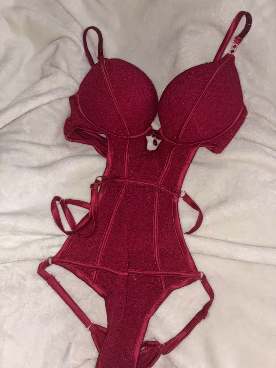 Heißes rotes Dessous mit Glitzer Details