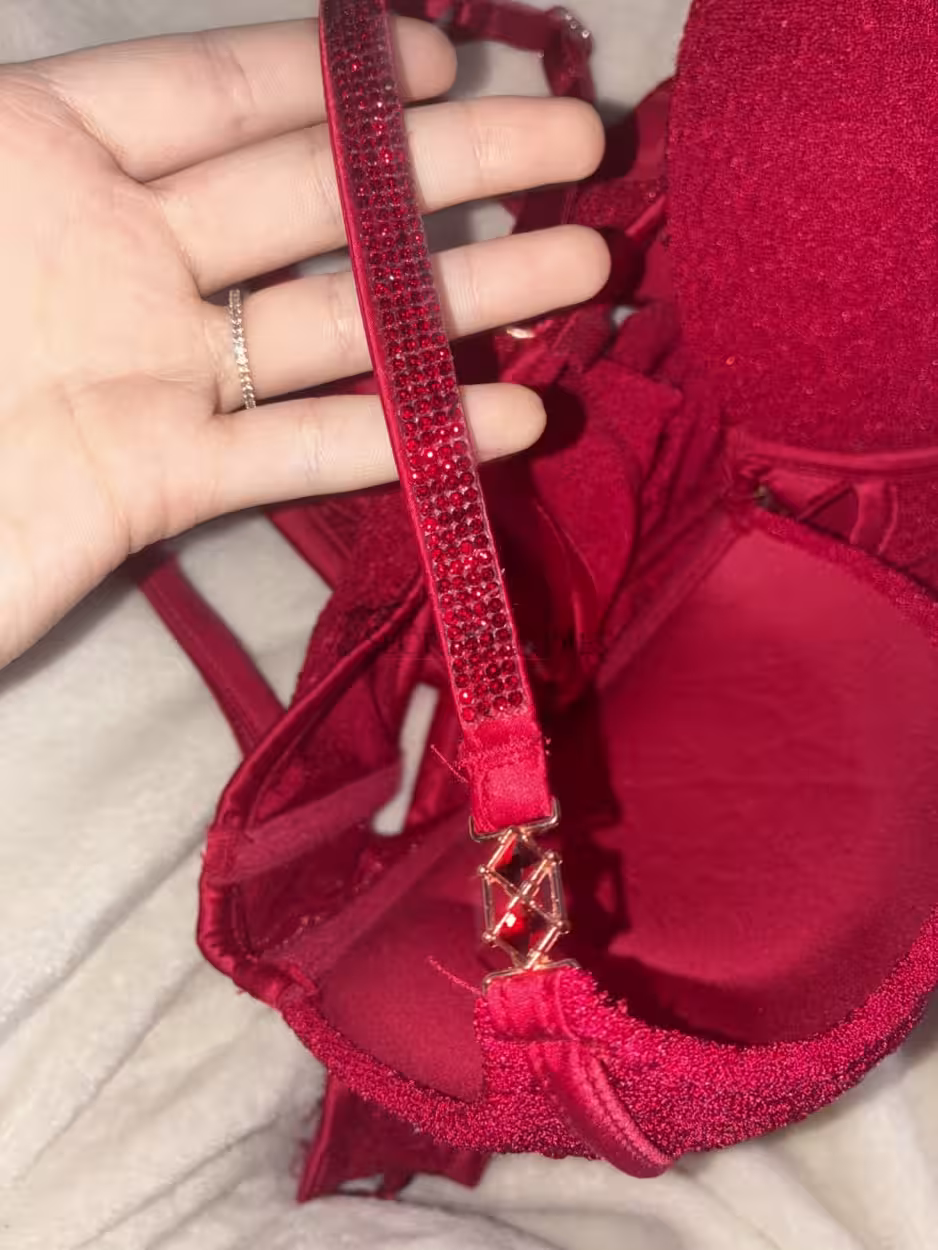 Heißes rotes Dessous mit Glitzer Details – Bild 2