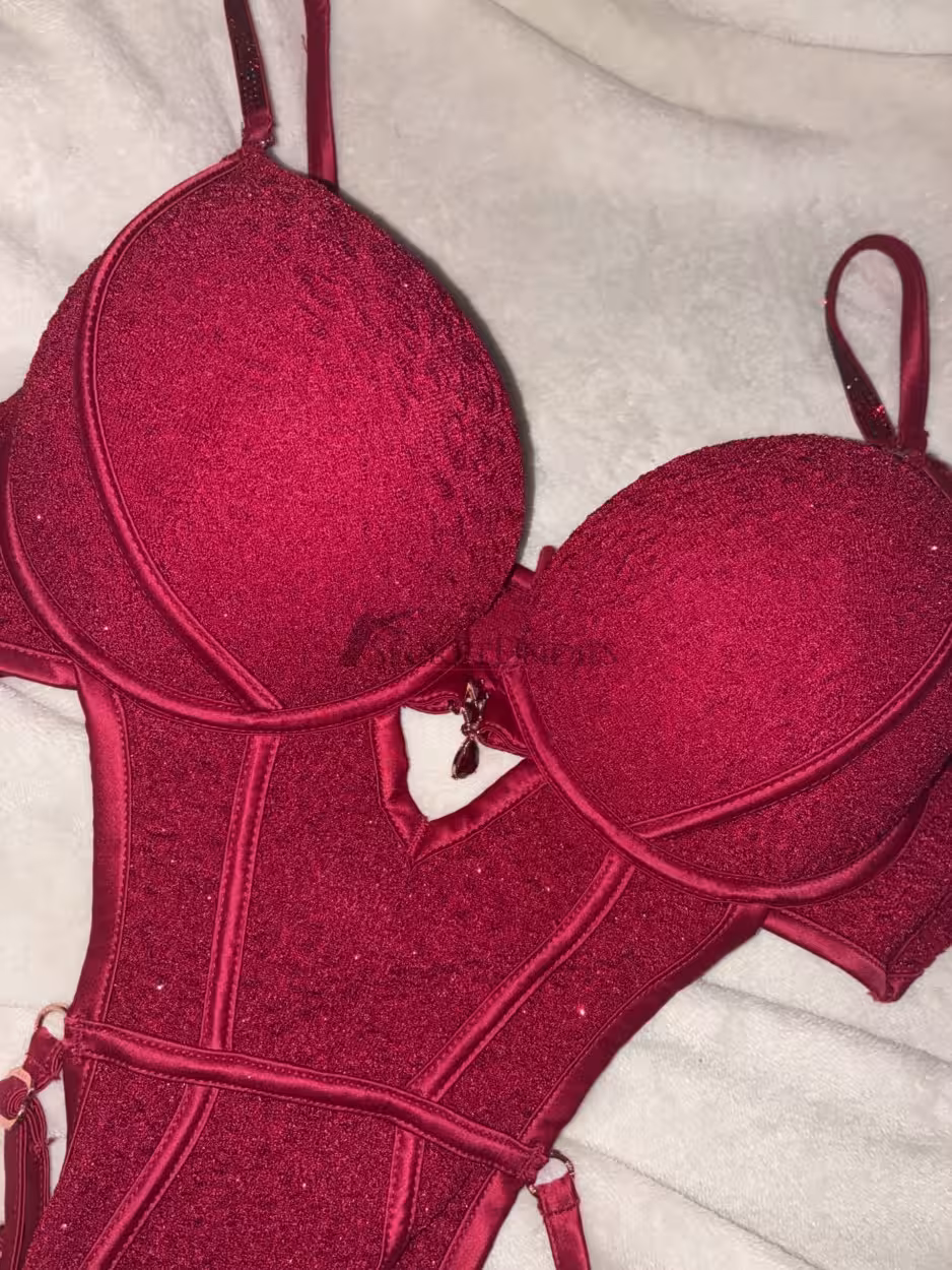 Heißes rotes Dessous mit Glitzer Details – Bild 3