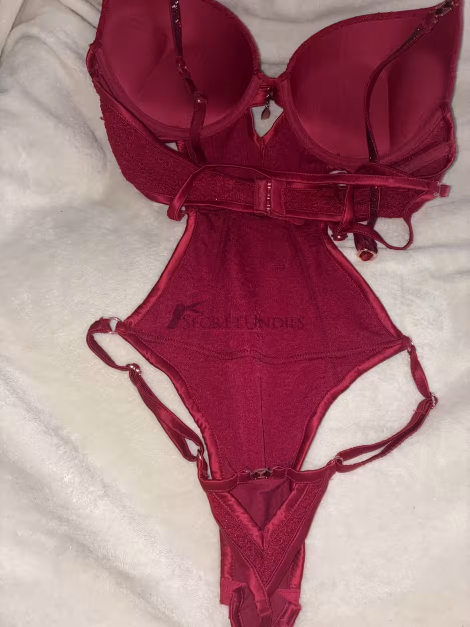Heißes rotes Dessous mit Glitzer Details – Bild 4