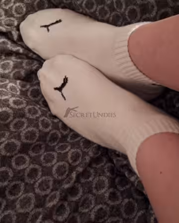 Kategorie getragene Jeans & Hosen kaufen 31 Weisse Puma Socken mit Löchern- 3 Tage getragen