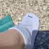 Weiße getragene Puma Socken