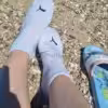 Weiße getragene Puma Socken