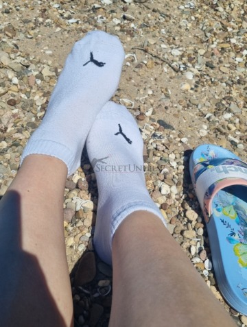 Weiße getragene Puma Socken