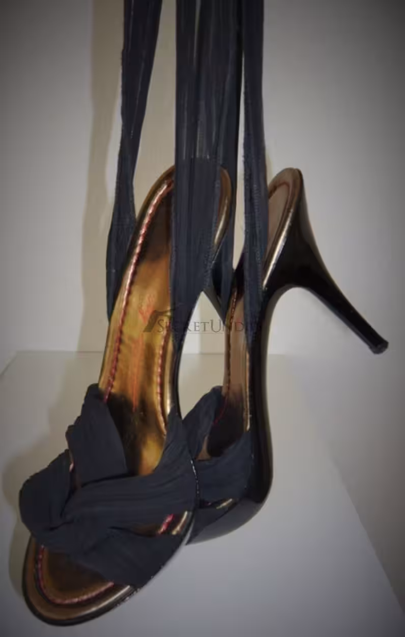 Schwarze High-Heels zum Binden – Bild 4