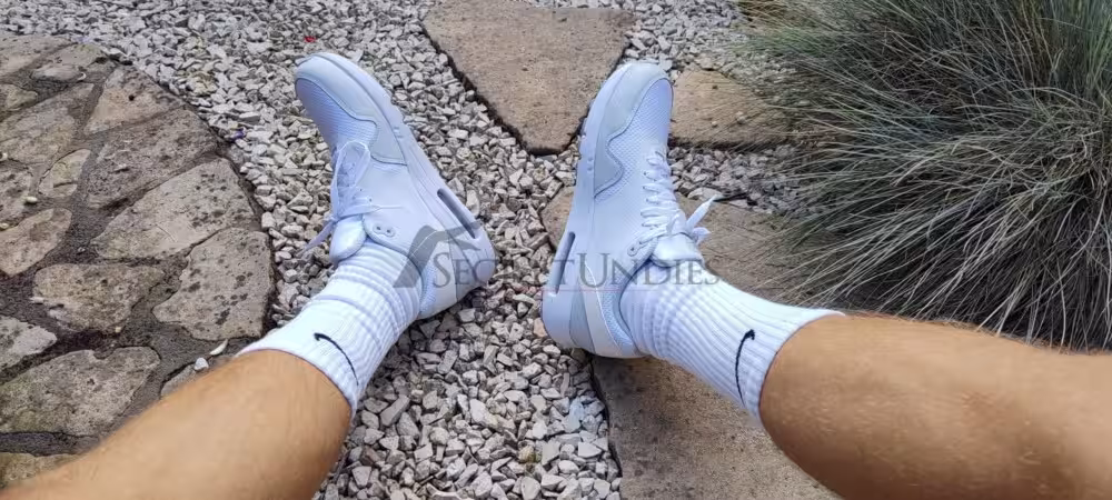 Intensiv getragene weiße Nike Socken – echter Duft, echtes Tragegefühl – Bild 7