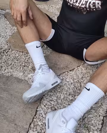Intensiv getragene weiße Nike Socken – echter Duft, echtes Tragegefühl