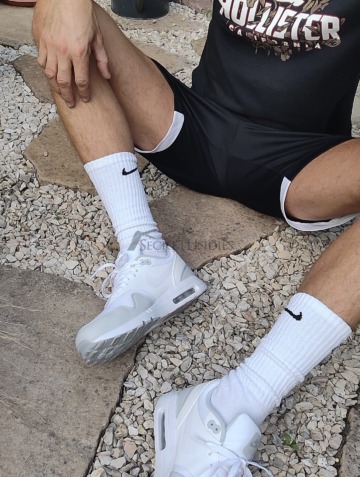 Intensiv getragene weiße Nike Socken – echter Duft, echtes Tragegefühl