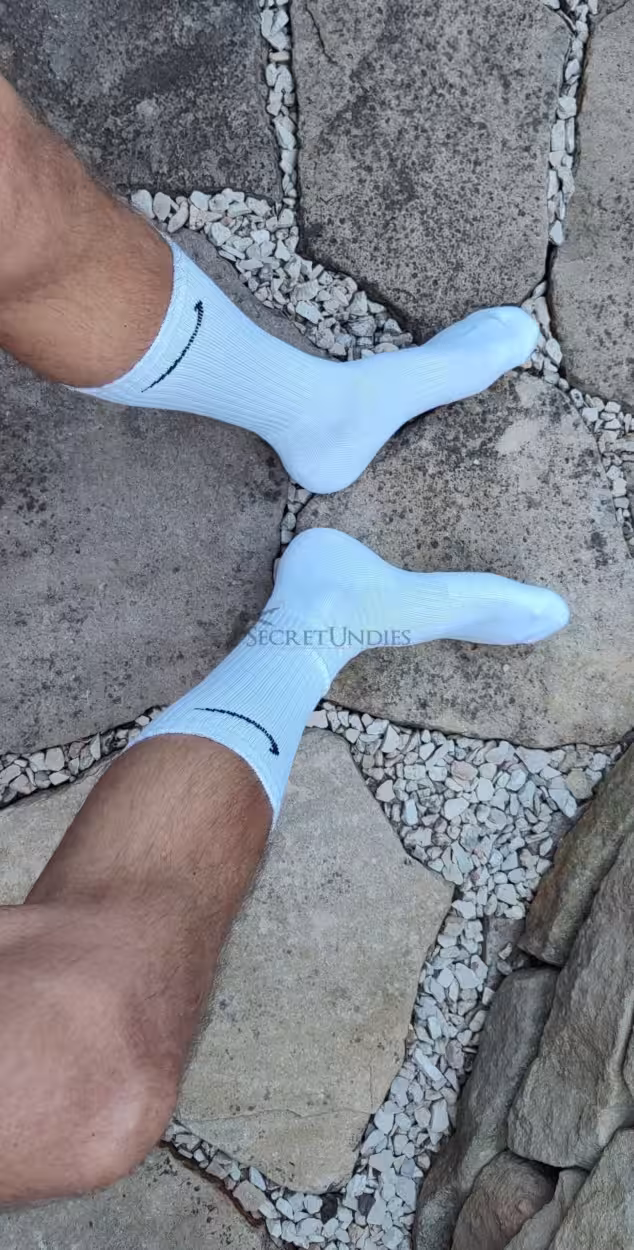 Intensiv getragene weiße Nike Socken – echter Duft, echtes Tragegefühl – Bild 5