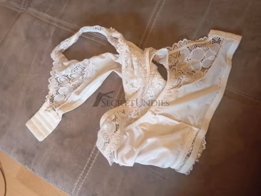 Weisser Spitzen BH oft getragen