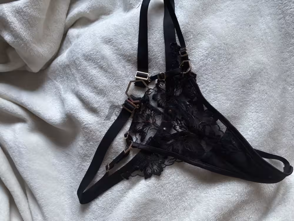 Heißer schwarzer Tanga, mit Spitze und netten Details – Bild 2