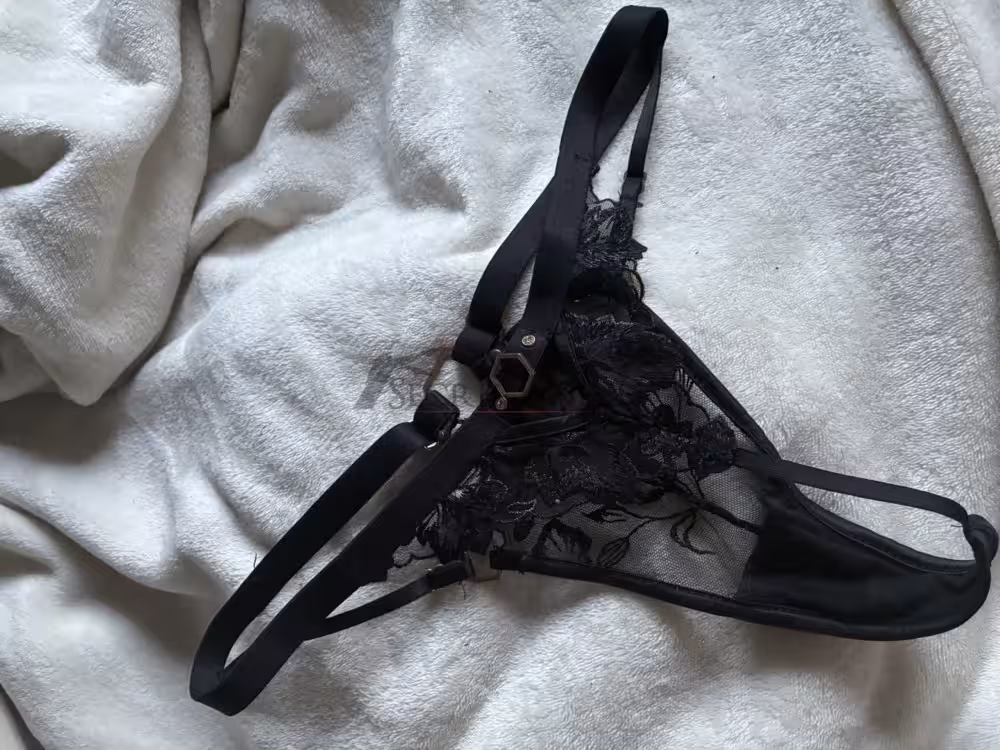 Heißer schwarzer Tanga, mit Spitze und netten Details – Bild 3