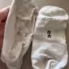 schmutzige weiße Sneaker Socke