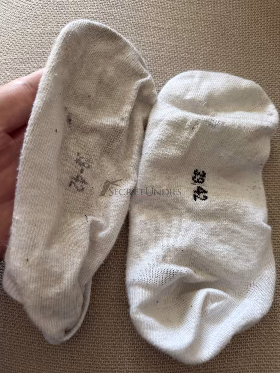 schmutzige weiße Sneaker Socke – Bild 2