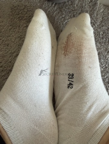 schmutzige weiße Sneaker Socke
