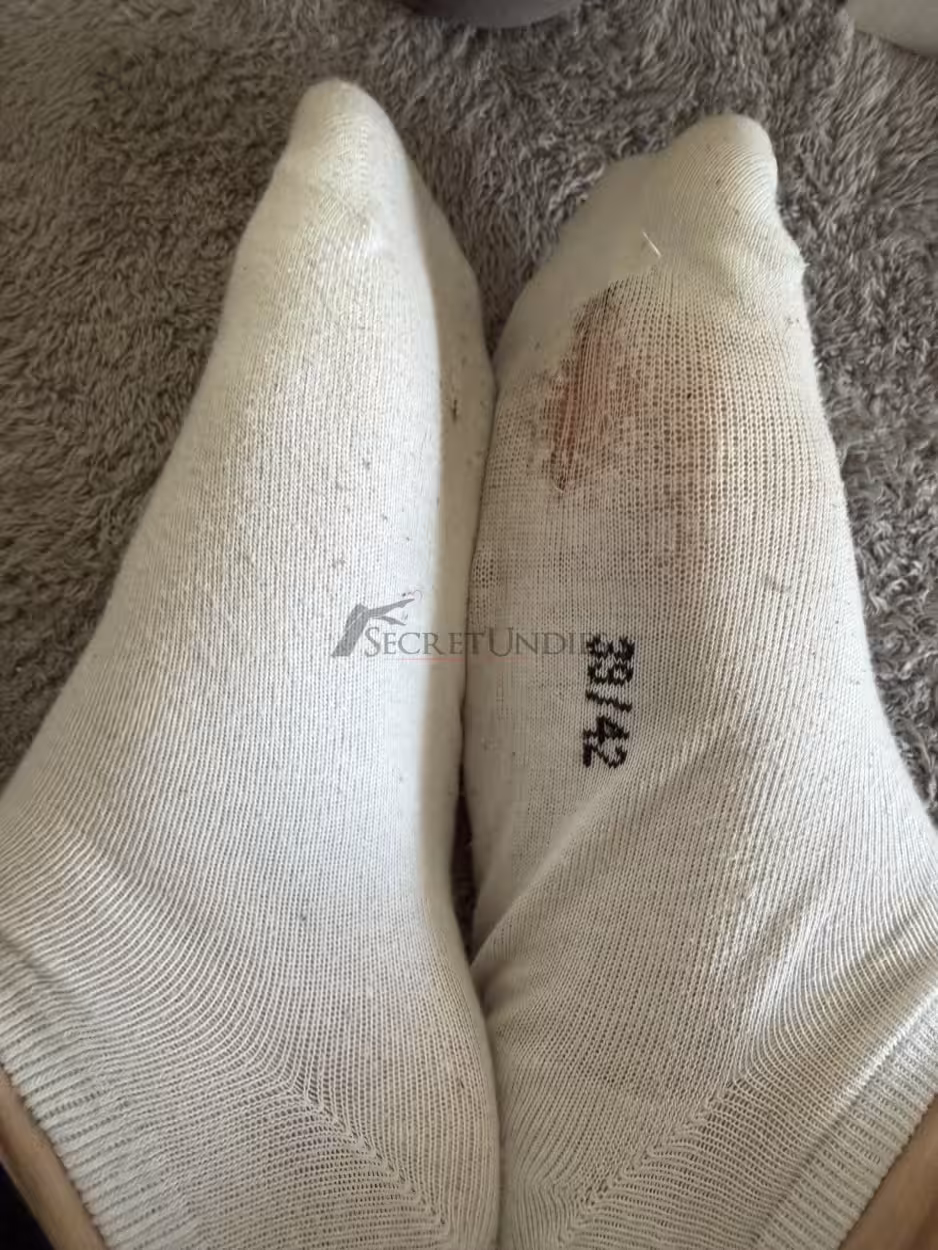 schmutzige weiße Sneaker Socke