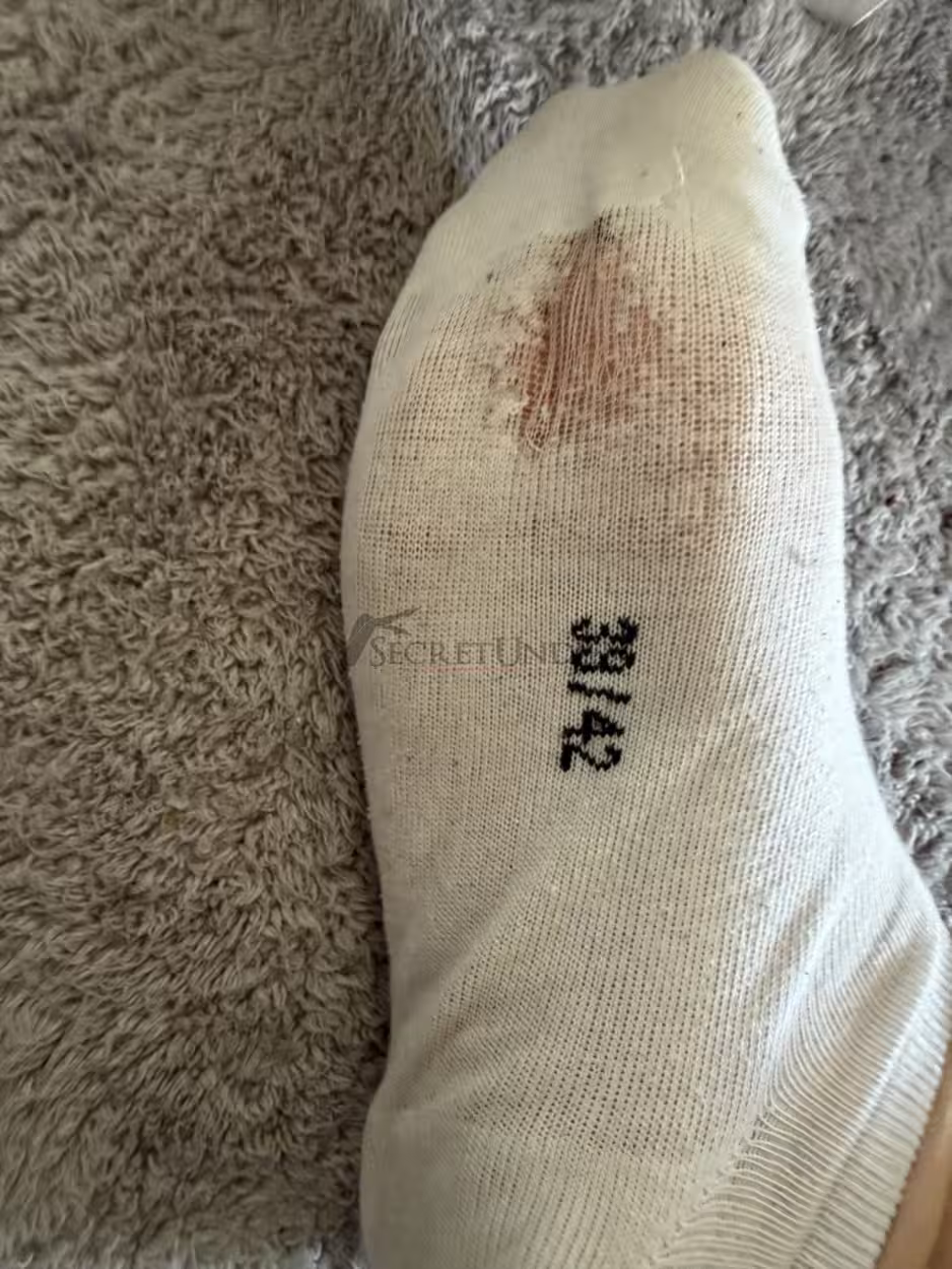 schmutzige weiße Sneaker Socke – Bild 4