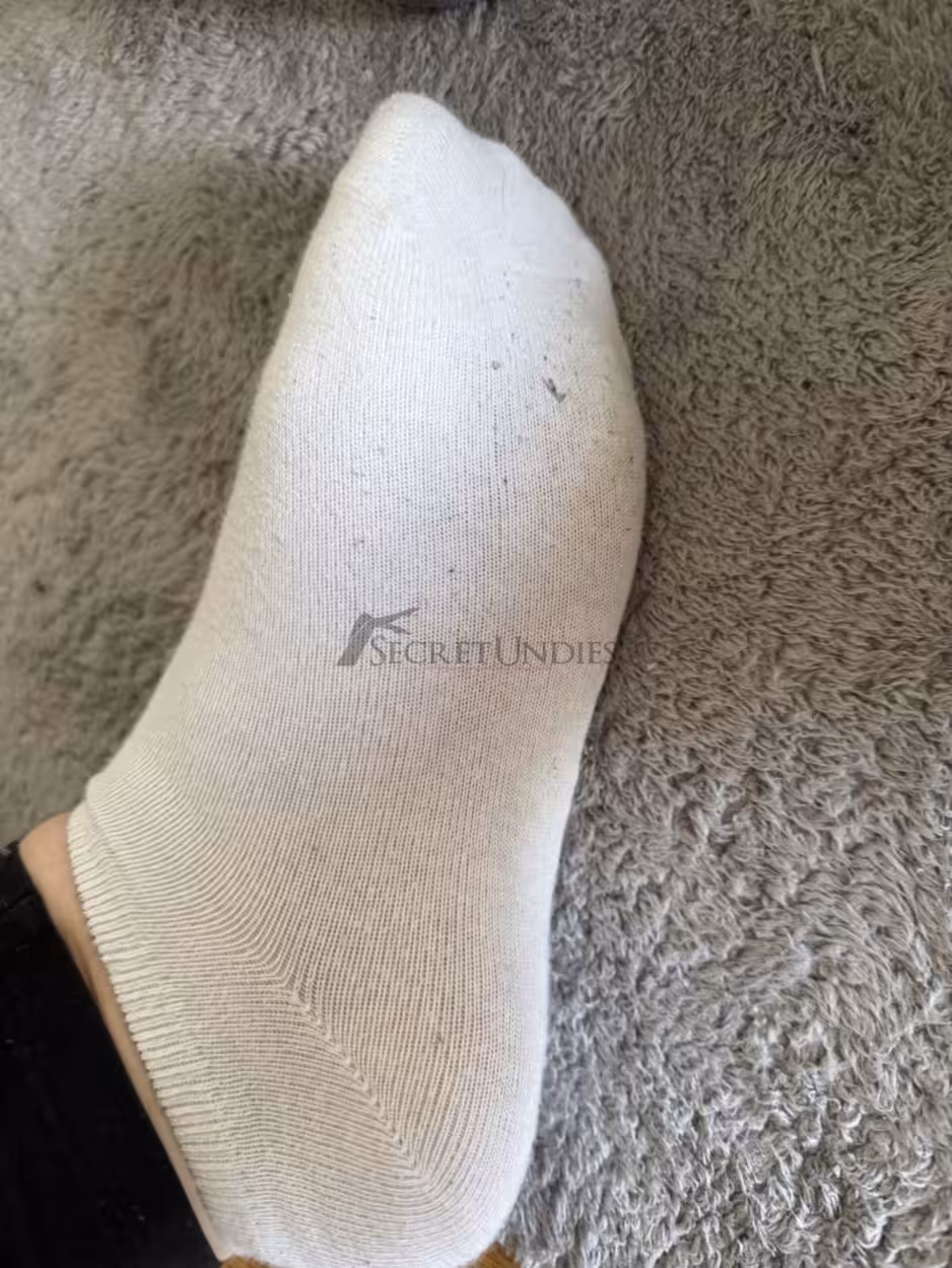 schmutzige weiße Sneaker Socke – Bild 3