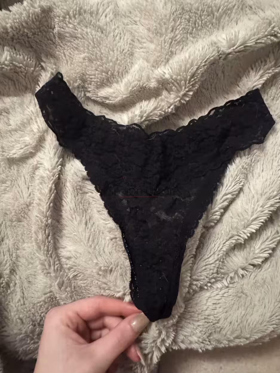 Sexy schwarzer Spitzentanga – Bild 3