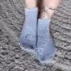Grau-blaue Sneaker Socken 24h getragen im Gym