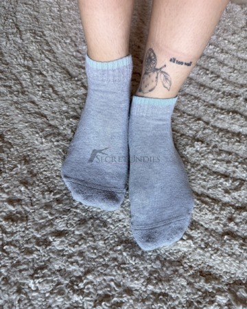 Grau-blaue Sneaker Socken 24h getragen im Gym