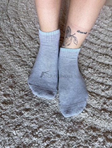 Grau-blaue Sneaker Socken 24h getragen im Gym
