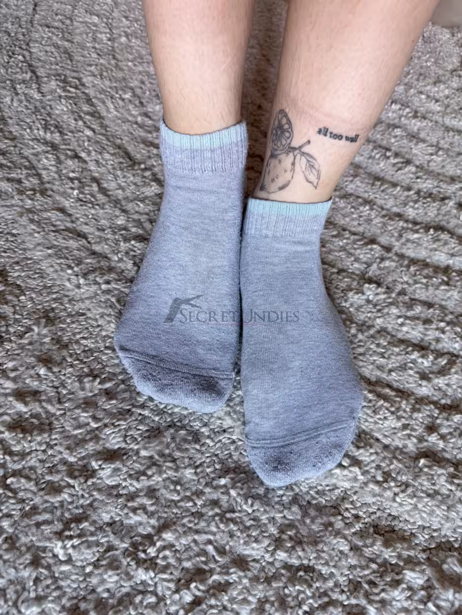 Grau-blaue Sneaker Socken 24h getragen im Gym