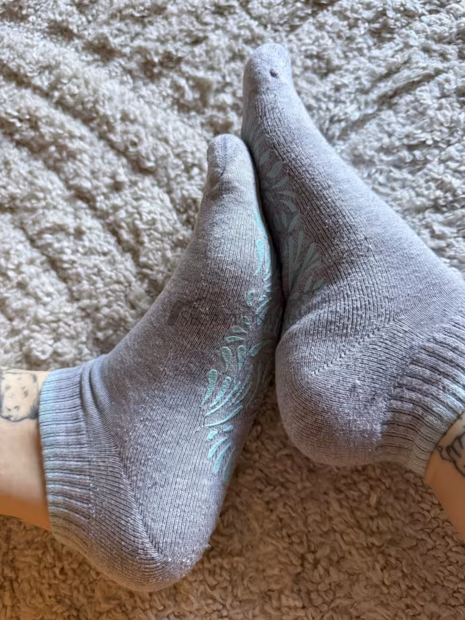 Grau-blaue Sneaker Socken 24h getragen im Gym – Bild 2