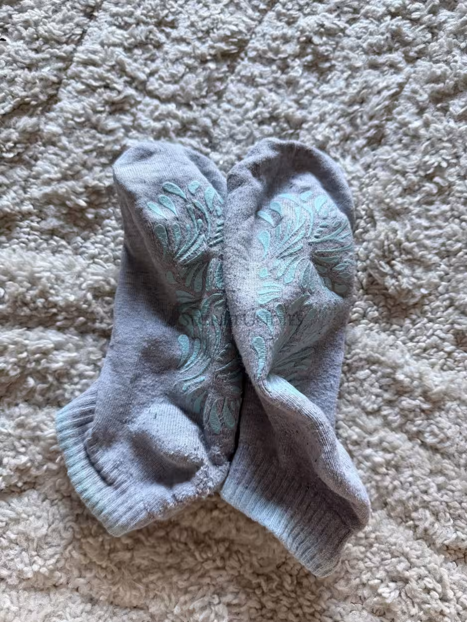 Grau-blaue Sneaker Socken 24h getragen im Gym – Bild 3