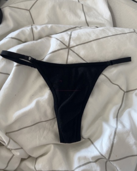 Schwarzer getragener Tanga