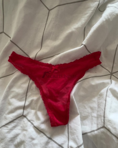 Roter Spitzen - Tanga getragen und gut verstaut !