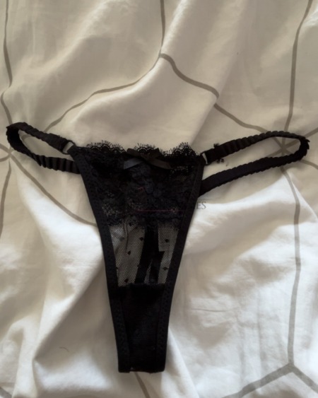 Schwarzer Spitzen - Tanga mit schönen Designs