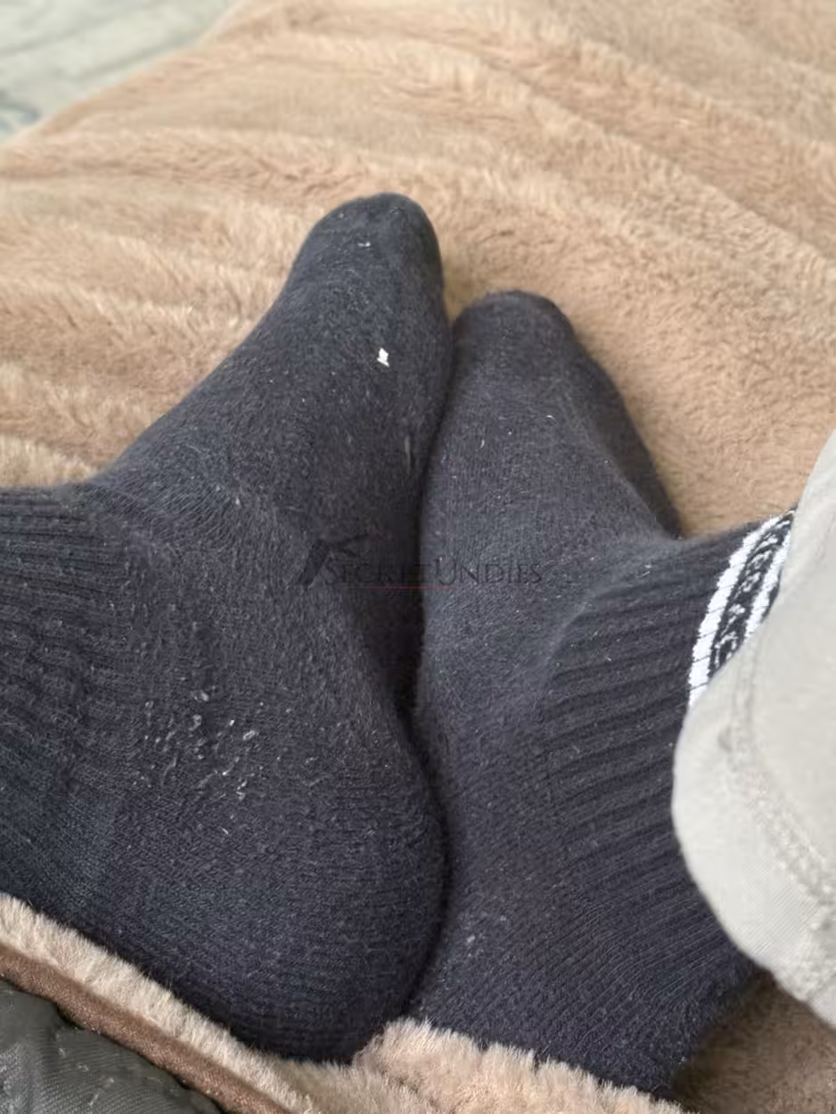 Schwarze Socken. 1 Tag lang getragen – Bild 2
