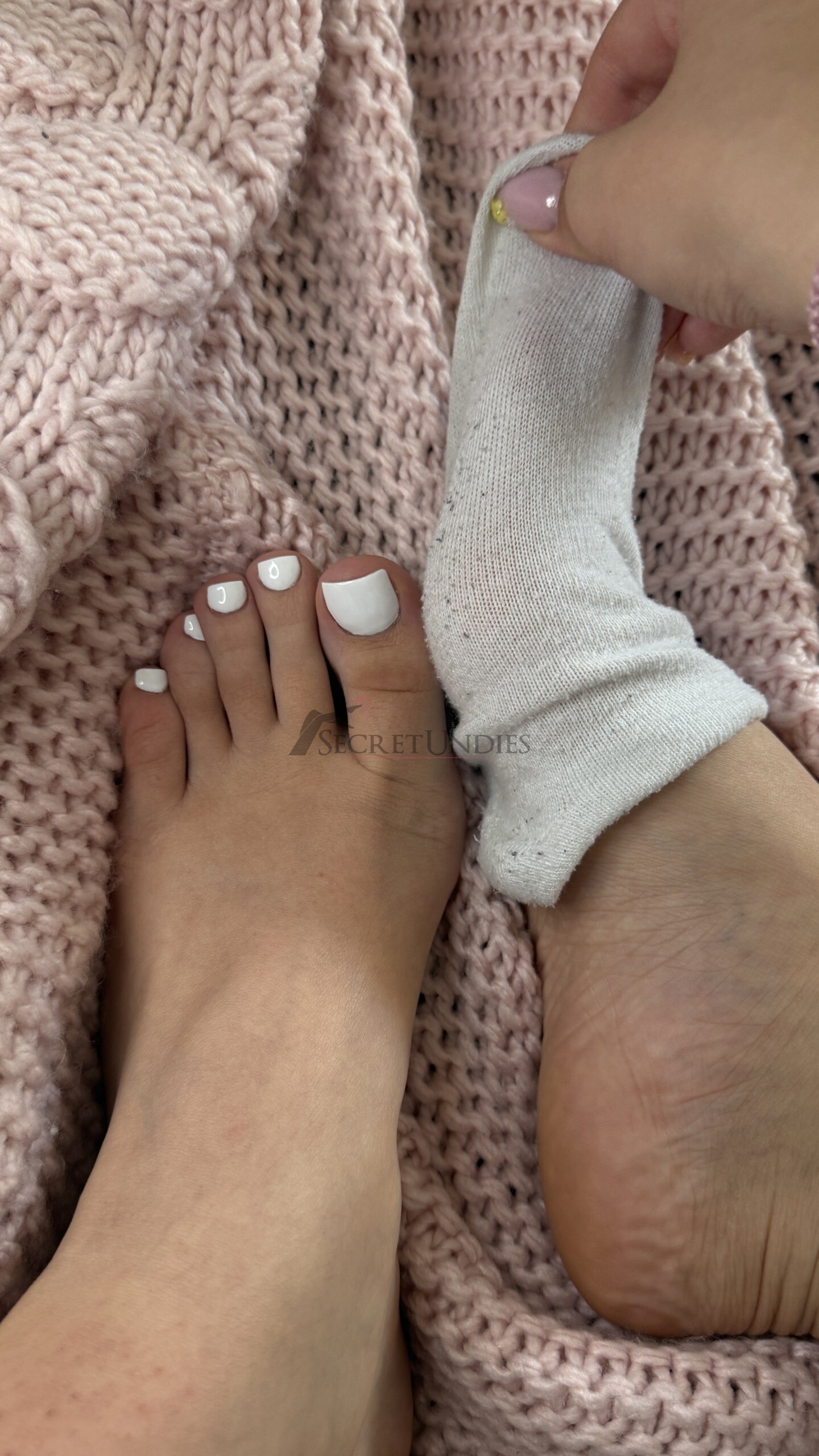 Frisch ausgezogen: Weiße Sneaker-Socken direkt von meinen Füßen 🤍🧦 2 Frisch ausgezogen: Weiße Sneaker-Socken direkt von meinen Füßen 🤍🧦 – Bild 2