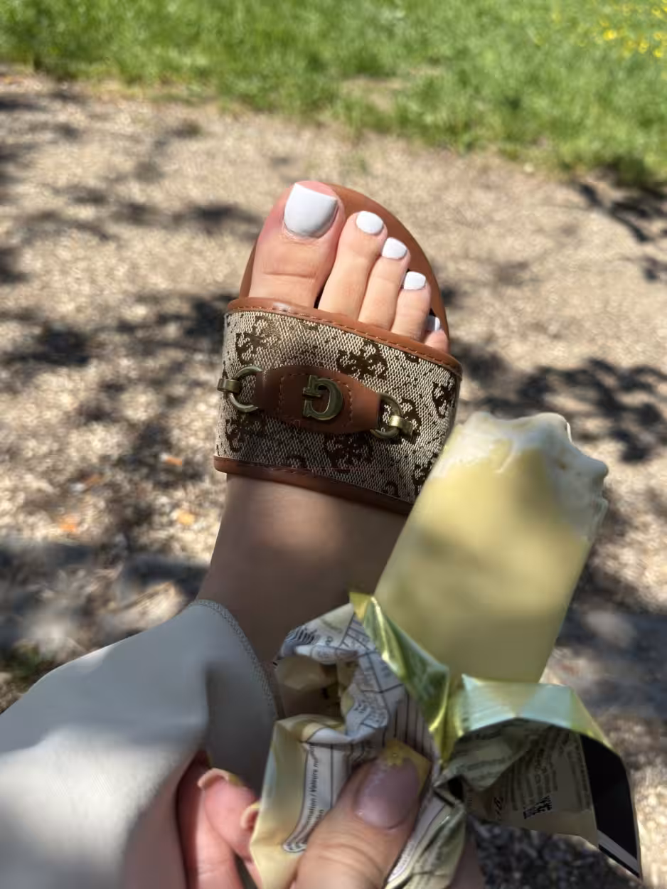 2 Jahre barfuß getragen: Meine originalen Guess Luxus-Sandalen ☀️🔥 3 2 Jahre barfuß getragen: Meine originalen Guess Luxus-Sandalen ☀️🔥 – Bild 4